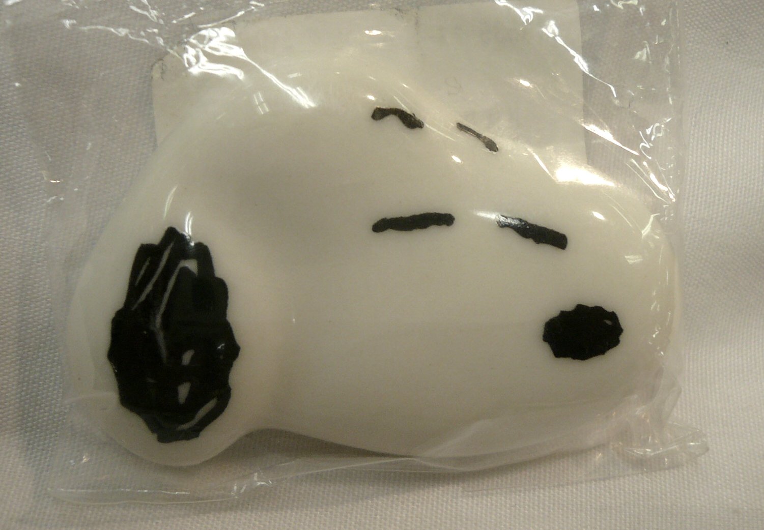 Amazon.com: Peanuts 613535 Snoopy Sleepy Chopsticks Rest, White